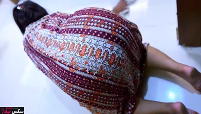 مصري بيدخل على الشغالة الشرموطة ويصور طيزها الكبيرة