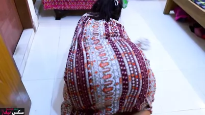 مصري بيدخل على الشغالة الشرموطة ويصور طيزها الكبيرة