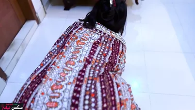 مصري بيدخل على الشغالة الشرموطة ويصور طيزها الكبيرة