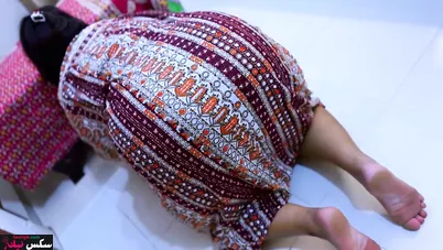 مصري بيدخل على الشغالة الشرموطة ويصور طيزها الكبيرة