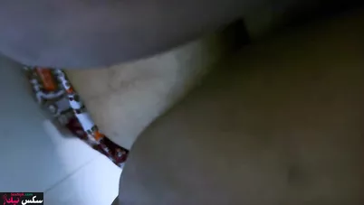 مصري بيدخل على الشغالة الشرموطة ويصور طيزها الكبيرة