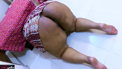 مصري بيدخل على الشغالة الشرموطة ويصور طيزها الكبيرة