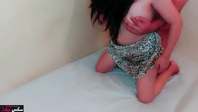 شرموطة مصرية بتتناك من عشيقها على سرير لفندق وصوتها يهيج