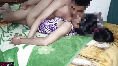 اندر ايدج مصرية بتتفشخ من النيك على سرير امها من اخوها