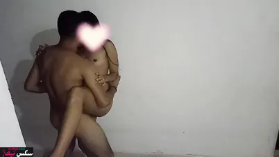 مصري واخد خطيبته البيت ونازل فيها بوس ونيك على الواقف