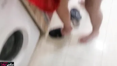 خدامة مصري جسمها جامد بتتناك بالفلوس في المطبخ من صاحب البيت