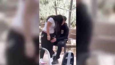 مصري واخد حبيبته الجنينة وفاشخها بعبصة