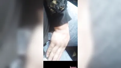 شرموطة مصرية بتدلك زب شاب مصري في العربية