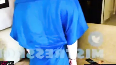 العمة رولا تدخل عليها صديقتها وهي تجلخ كسها سكس سوري