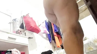 تصوير مخبي لمصرية مربربة بتغير هدومها في بيت عمها