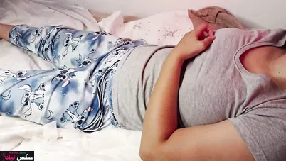 مغربية هايجة بزازها حلوة بتعرض بزازها على السرير