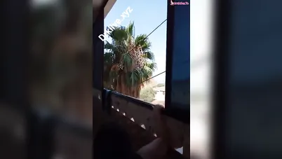 شاب مصري زانق حبيبته في البلكونة