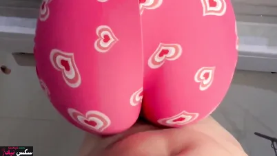 مصري بيدخل على اخته الجامدة اوضتها ويفشخها نيك بجميع الاوضاع