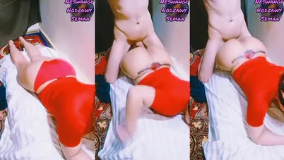 القحبة لابسه الاحمر وتديله طيزها الكبيرة على السرير