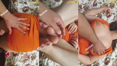 مصرية نايمة وحبيبها نازل نيك في رجليها وكسها