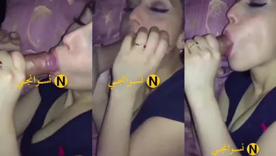 صاحب جوزها بيصورها وهي بتمص زبه زي الخبيرة