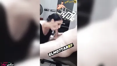 مربربة خليجية تمص زب حبيبها وتفرك كسها وهي تتناك