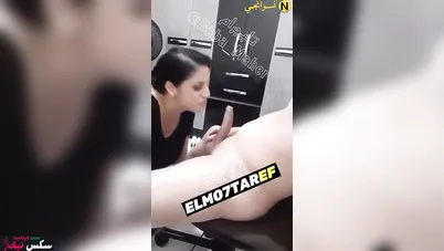مربربة خليجية تمص زب حبيبها وتفرك كسها وهي تتناك