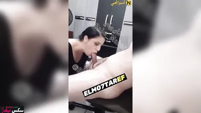 مربربة خليجية تمص زب حبيبها وتفرك كسها وهي تتناك