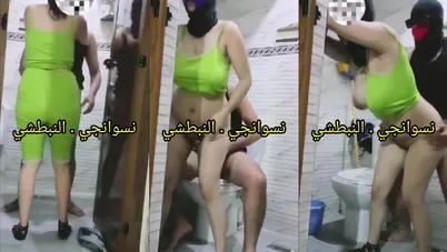 الزبون نازل في طيزها الكبيرة فشخ في الحمام