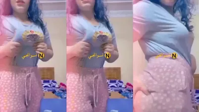 نودز بنت مربربة ببزاز كبيرة بتقفش بزازها وطيزها بالهدوم