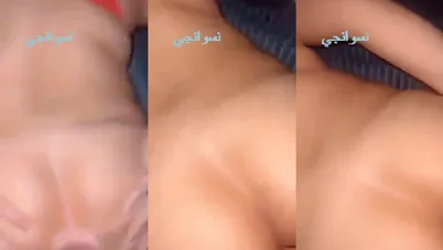 بتفتح في طيزها الهايجة وهي بتتناك من صاحبها