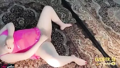 البت نايمه وبتلعب في كسها قبل نيكها من حبيبها