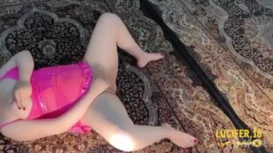 البت نايمه وبتلعب في كسها قبل نيكها من حبيبها