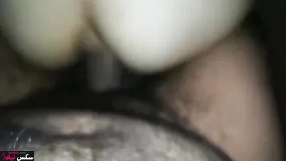 عربية جميلة بتاخد الزب بين بزازها قبل نيكها بعنف