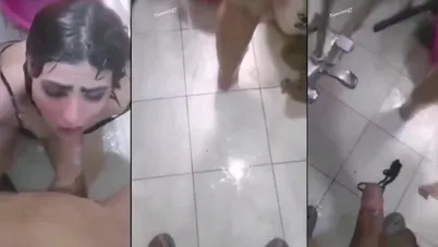 متناكة مصرية بتمص الزب في الحمام وبتتفشخ نيك