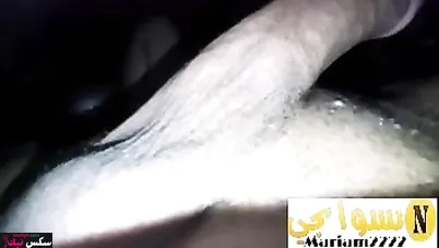 عربية حبيبها بينزل فيها بوس والشرموطة تدلك في زبه