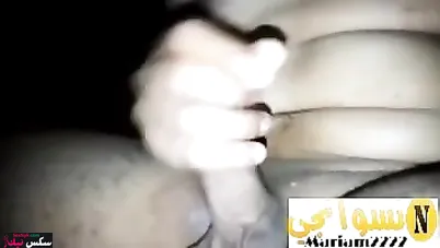 عربية حبيبها بينزل فيها بوس والشرموطة تدلك في زبه