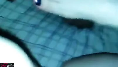 مزة جسمها ابيض جوزها الديوث بيصورها وهي بتتناك