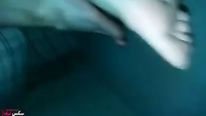 مزة جسمها ابيض جوزها الديوث بيصورها وهي بتتناك