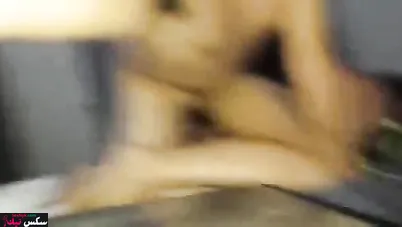 مصرية على بطنها والواد راكب فوقها فشاخ طيزها نيك