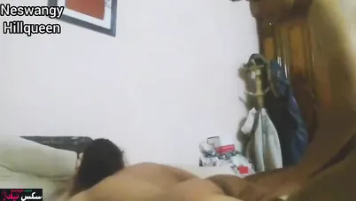الواد الفاجر راكب البت وبيفخش كسها الكبير على الآخر