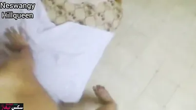 الواد الفاجر راكب البت وبيفخش كسها الكبير على الآخر