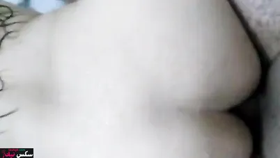 مصرية الزبون بيمسك شعرها ويفشخ طيزها بكل عنف