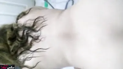 مصرية الزبون بيمسك شعرها ويفشخ طيزها بكل عنف