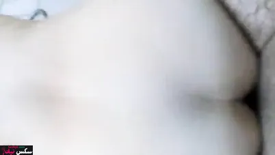 مصرية الزبون بيمسك شعرها ويفشخ طيزها بكل عنف