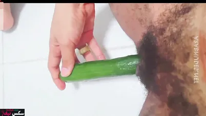 البت مولعة على الاخر ونازله في كسها نيك بالخيارة