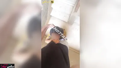 بنوتة ممحونة بتمص الزب لجارها وتتناك خلفي