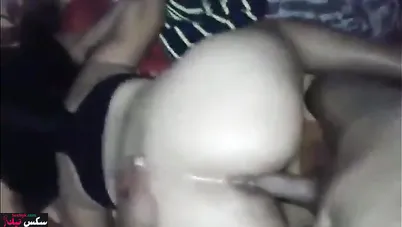 خليجية اخر هيجان جارها بيفشخ فتحة طيزها نيك