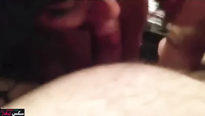 شرموطة عربية جايبه صاحبتها تمص زب جوزها