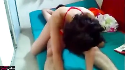 عروسة مصرية بتتنطط على الزب بالطقم الاحمر
