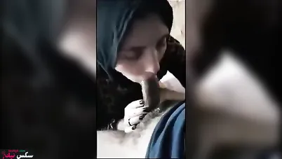 محجبة مصرية بتمص زب صاحب جوزها زي الخبيرة