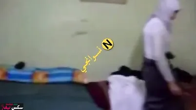 لبوة سعودي تمص زب اخوها وتبلعه كامل في كسها