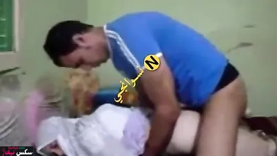 لبوة سعودي تمص زب اخوها وتبلعه كامل في كسها