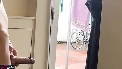 سعودية بتمص زب جارها وينيكها خلفي ويفضحها