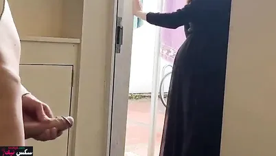 سعودية بتمص زب جارها وينيكها خلفي ويفضحها